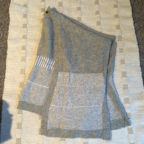 Banana Republic - Birdseye merino/wool poncho - Picture 4 of 8